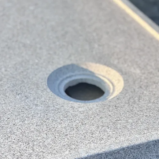 Detail der Ablaufbohrung in der geflammten Granitoberfläche
