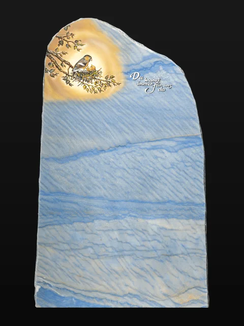 Stehendes Felsengrabmal aus blau geädertem Naturstein mit Sonnenmotiv